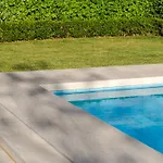 The Whitestone Апартаменты