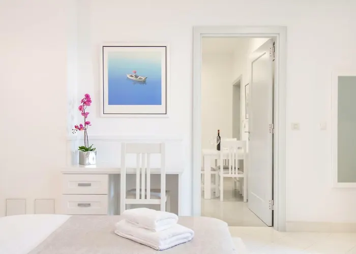 The Whitestone Apartament *