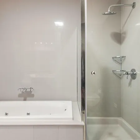 The Whitestone Apartament *