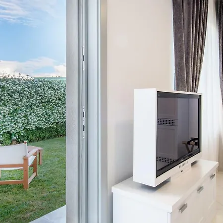 The Whitestone Apartament *